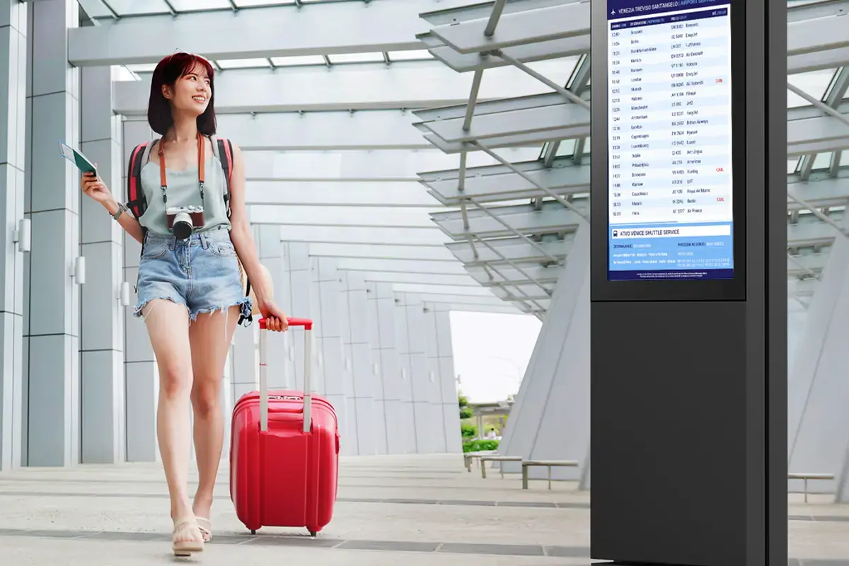 totem digital signage per aeroporti, aziende di trasporti 