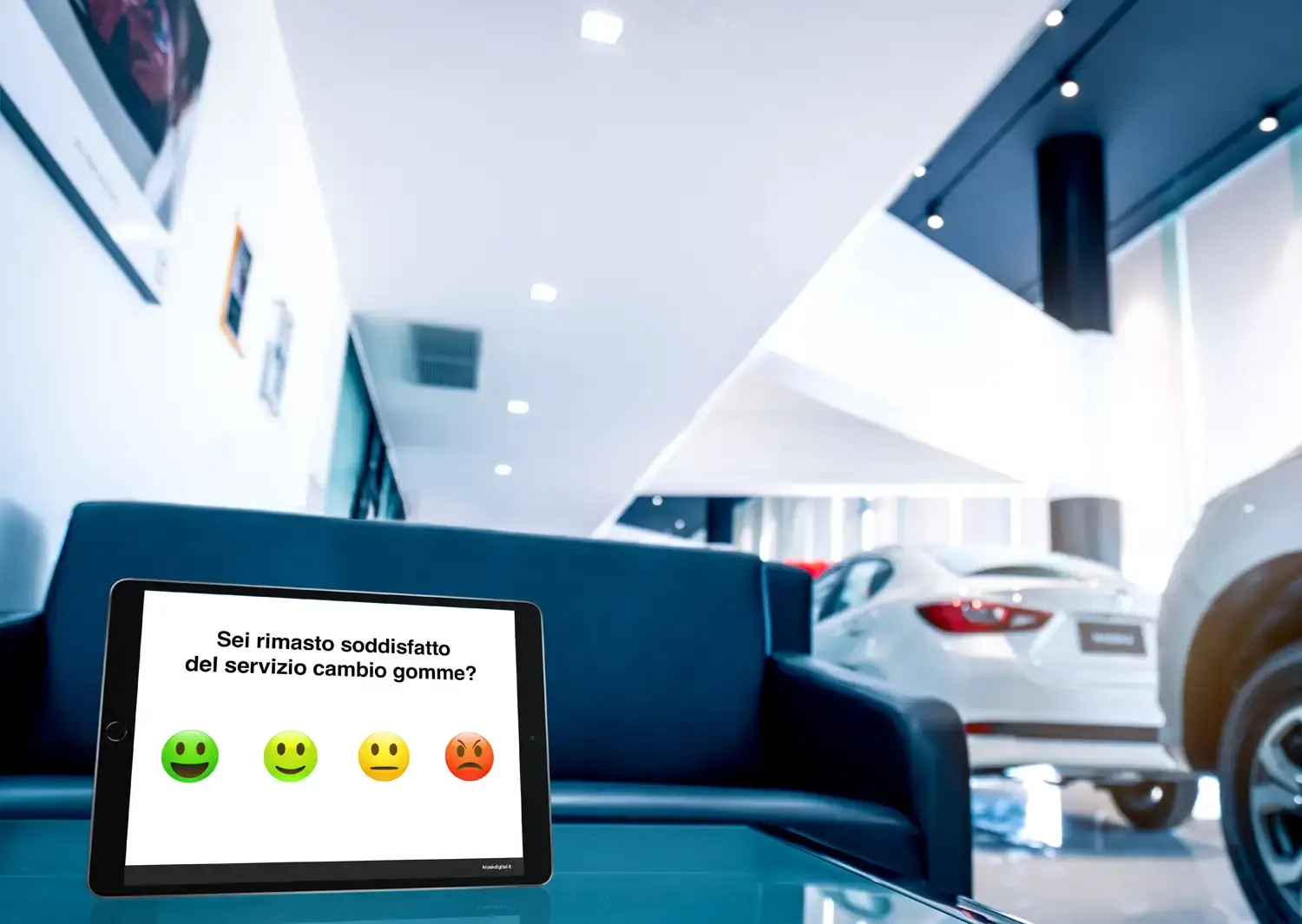 instant survey con emoticon in concessionario auto