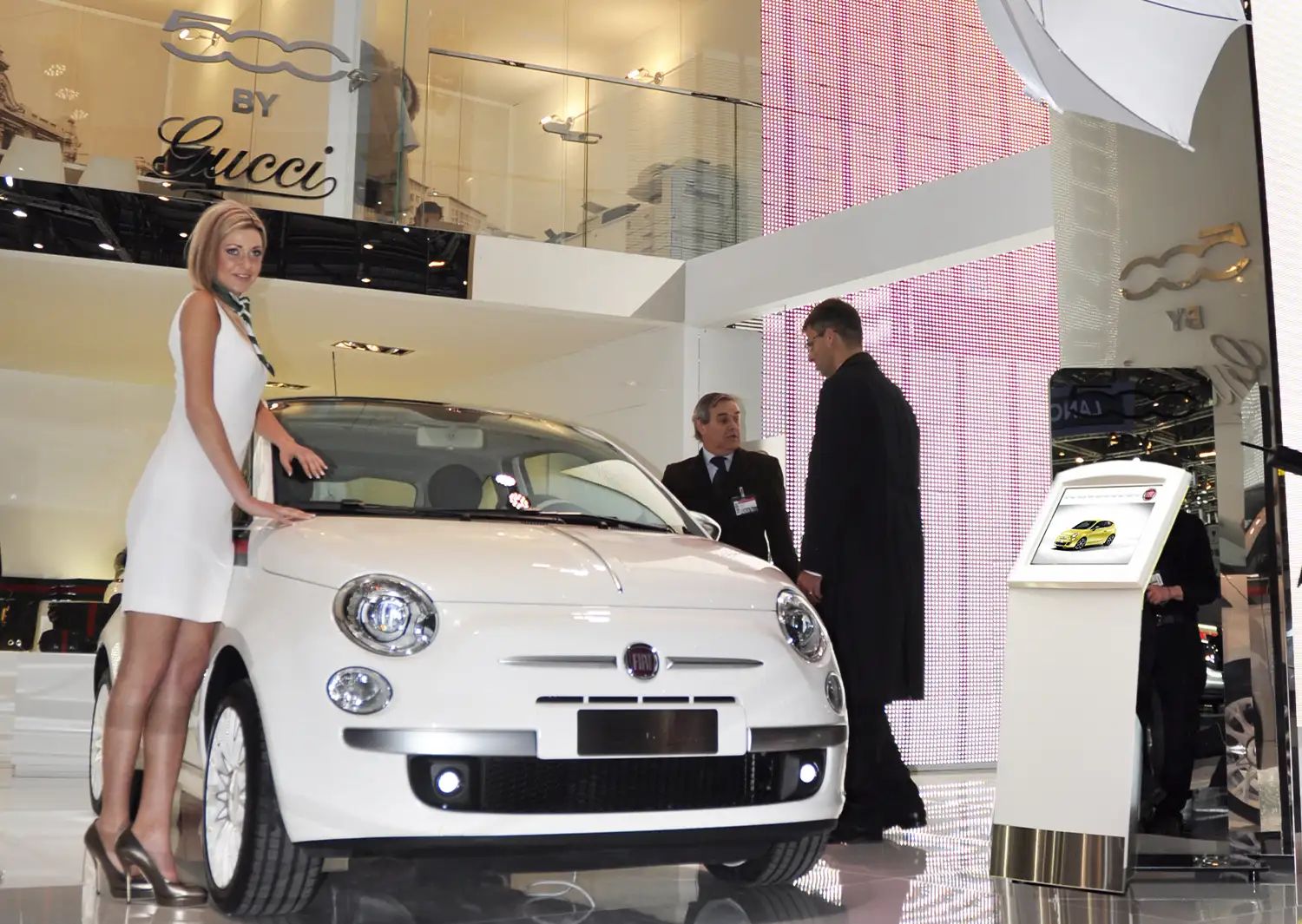 totem multimediali per lo stand Fiat