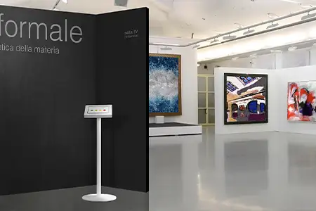 piantana con questionario di soddisfazione in galleria museo
