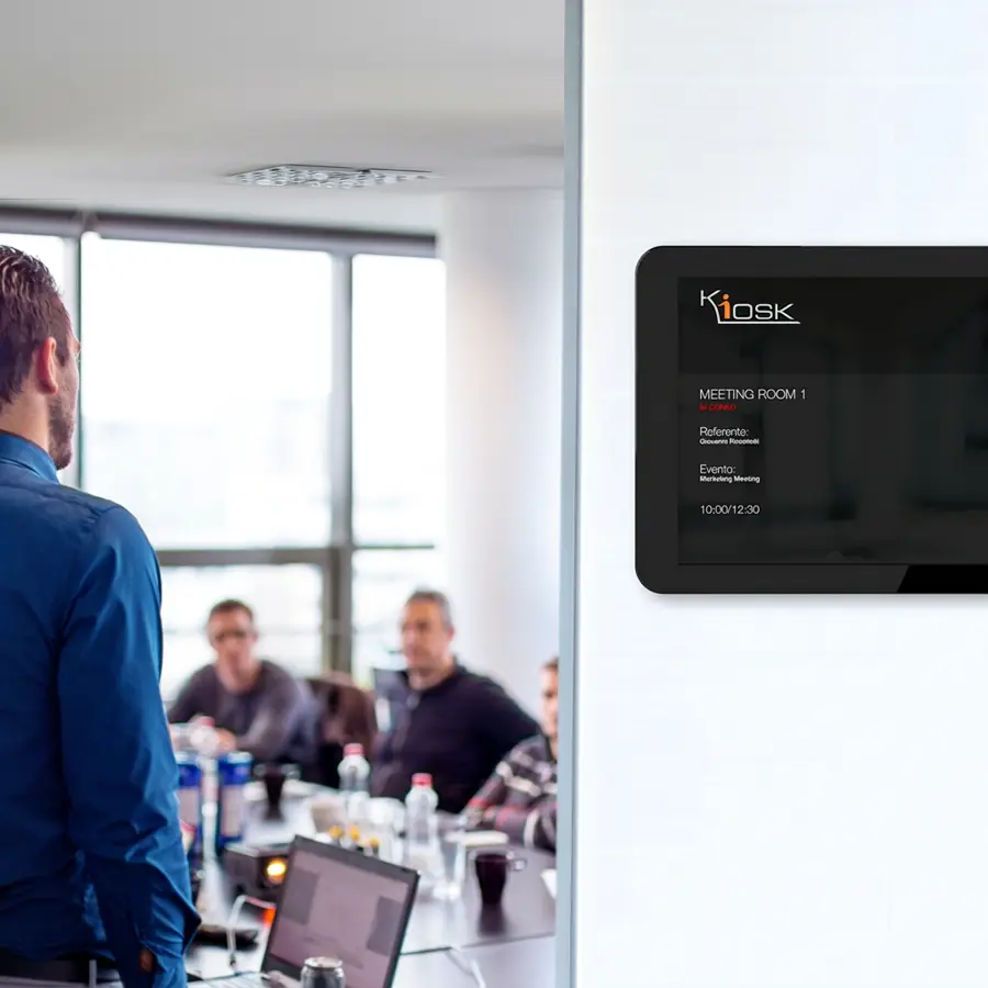 Kiosk Targa - software di prenotazione sale meeting - room booking e wayfinder